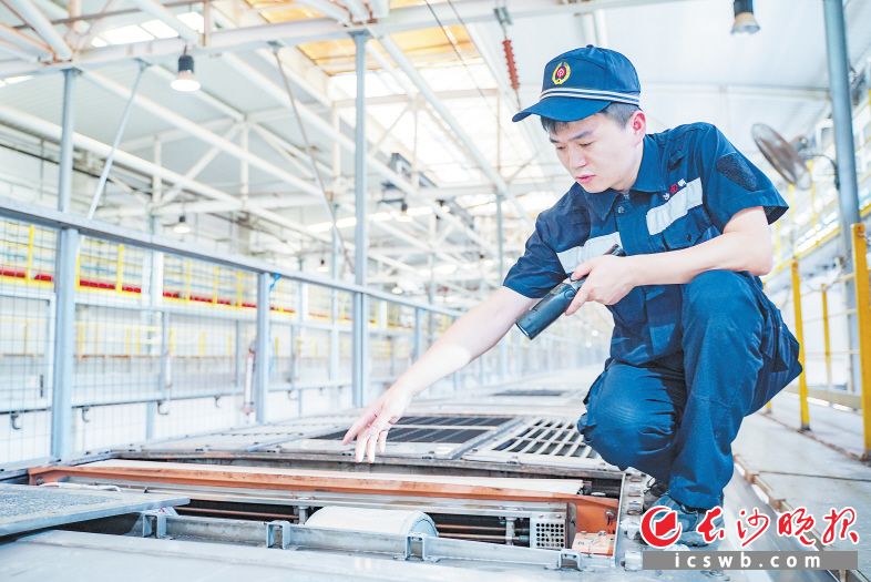 故障识别准确率超98%！记者探访揭秘热浪下动车检修全过程