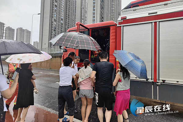 暴雨中的生命接力赛！临盆孕妇顺利就医